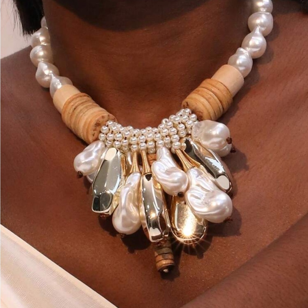Elegant Pearl and Gold Statement Necklace